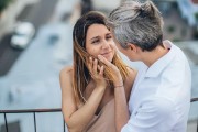 男人玩暧昧的10个表现（如何辨别男人是否对你有意思？）