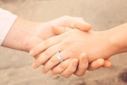 男友父母频繁挽留女友，求复合不成为难题（挽留与自我尊严的抉择）