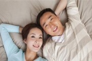 异地恋聊天技巧，让男友重归于好（15个实用技巧助你应对异地恋）
