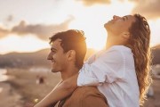男人如何表达对女人的爱（从这几个方面看，你的男人是否深爱着你？）